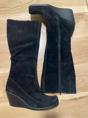 AEROSOLES Black Suede Wedge Booties